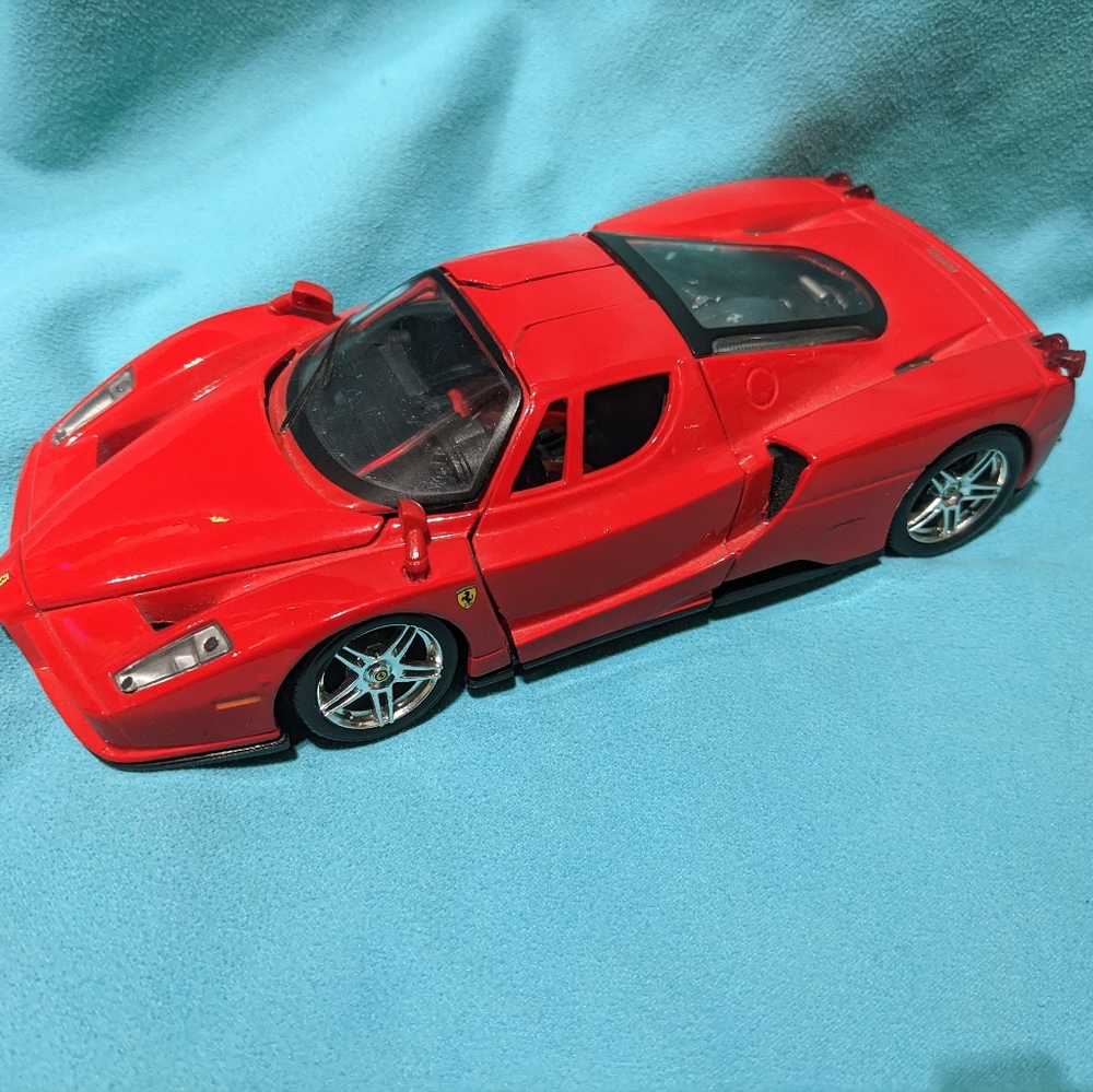Ferrari Enzo Model Car 1/24 Maisto